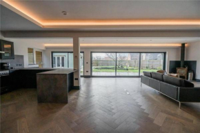 King Bed - En-Suite, Walk-In Wardrobe & Fast WiFi